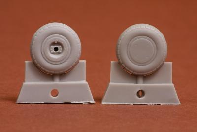 P-40 wheel set (block tread 30) for P-40 B-M